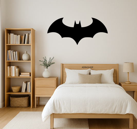 Cuadro decorativo en madera MDF de Batman estilo cómic, montado sobre una pared clara en dormitorio elegante.