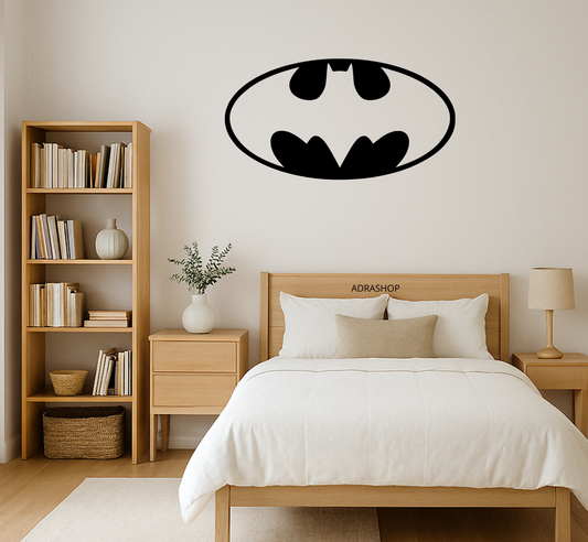 Cuadro decorativo en madera MDF de Batman estilo cómic, montado sobre una pared clara en dormitorio elegante.