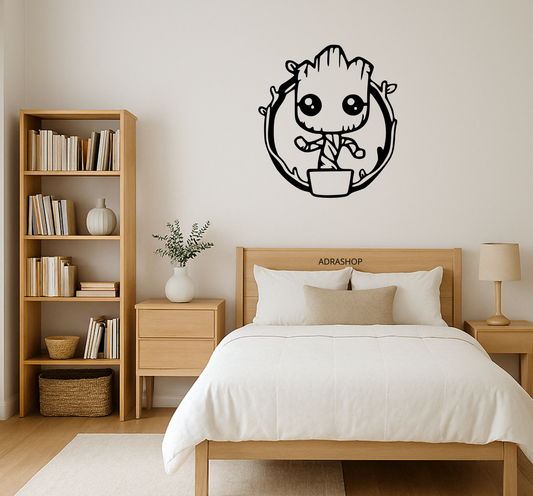 Cuadro decorativo en madera MDF con diseño de Groot de Guardianes de la Galaxia sobre cama blanca en dormitorio moderno.