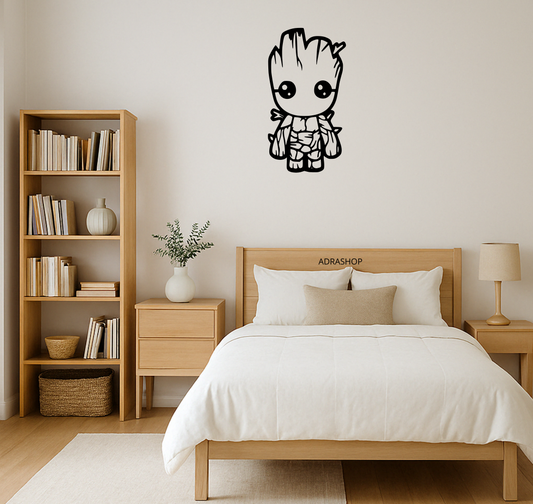Cuadro decorativo en madera MDF con diseño de Groot de Guardianes de la Galaxia sobre cama blanca en dormitorio moderno